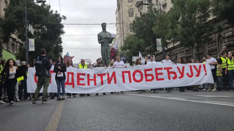 Opozicione stranke u Srbiji odustaju od svojih izbornih lista i staju uz studente