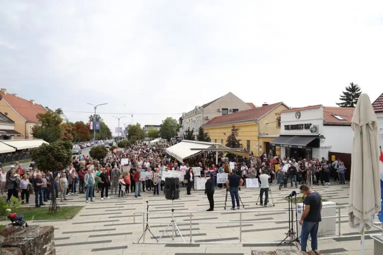 „NE TRGUJTE NAŠIM ZDRAVLJEM“: Građani Našica protestovali zbog najavljenog spaljivanja otpada iz Gospića