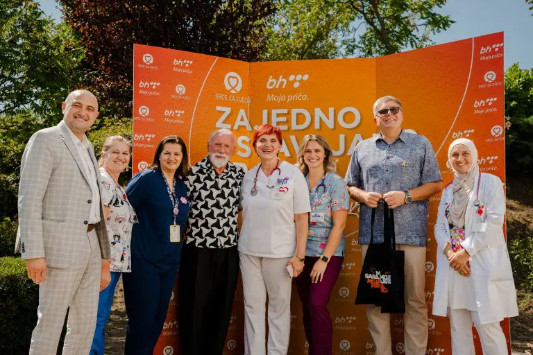 BH Telecom i Dino Merlin u posjeti Roditeljskoj kući: Zajedno za djecu oboljelu od raka