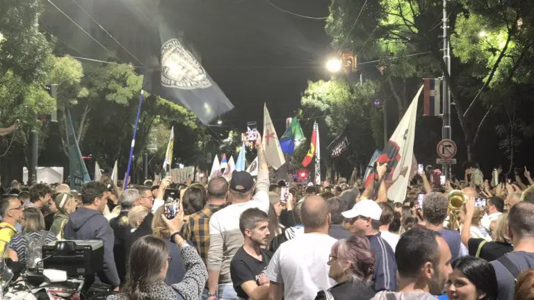 Kolona studenata stigla do RIK-a: Uz trubače predaju potpise podrške Studentskoj listi