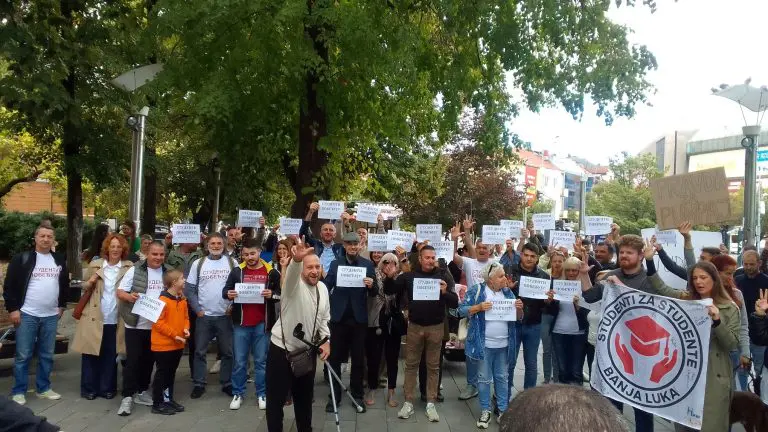Banjalučani se okupili nakon otkazivanja dolaska studenata iz Srbije: „Želimo pokazati da smo uz njih“