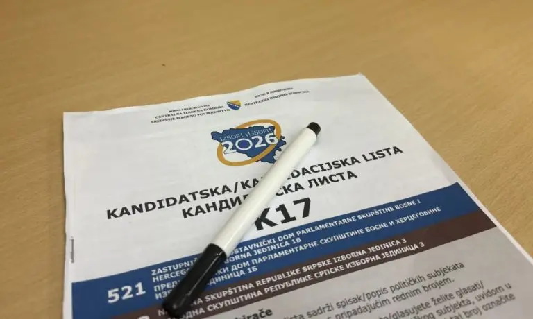 TESTNI IZBORNI DAN U BANJALUCI NIJE NI POČEO: Glasački listići nisu stigli na vrijeme (FOTO)