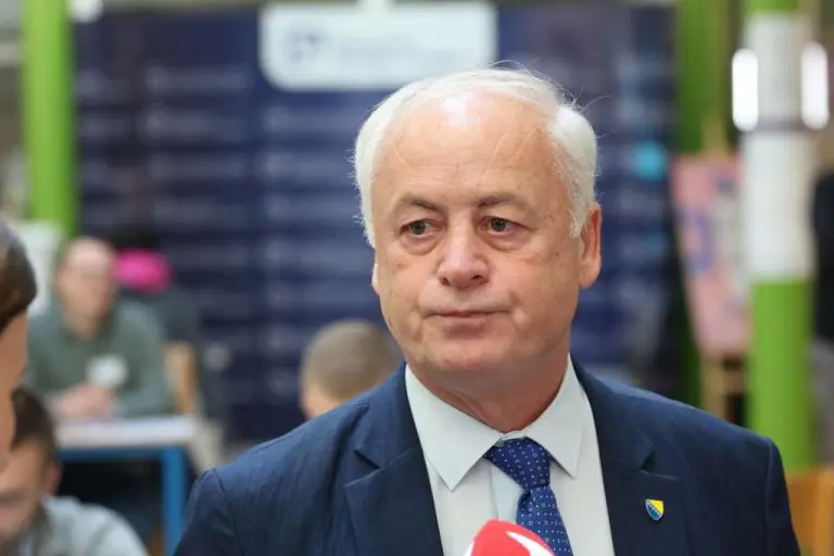 ARNAUTOVIĆ TRAŽI VELIKE PROMJENE: Dijaspora da se registruje automatski, država da plaća slanje glasačkih listića