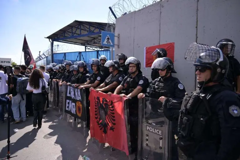Protesti u Prištini: Sukobi pred EULEX-om, privedene dvije osobe