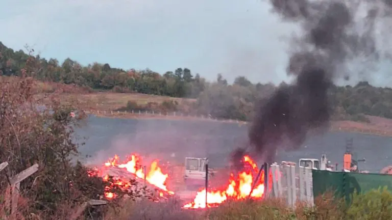 GUST CRNI DIM NAD PODNOVLJEM: Gori dio solarnih panela na spornom zemljištu kod Doboja