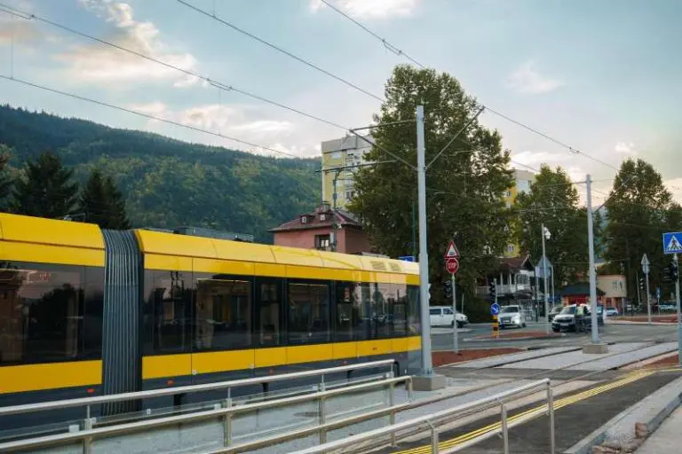 Krenuli prvi tramvaji iz Hrasnice prema Baščaršiji: Nova linija nosi broj 11 u čast Edina Džeke