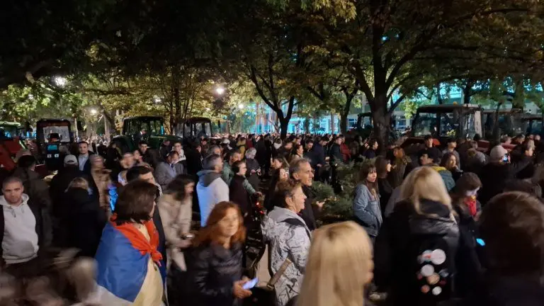 Traktori predvodili slavlje u Novom Sadu: Građani izašli na ulice nakon pobjede Studentske liste