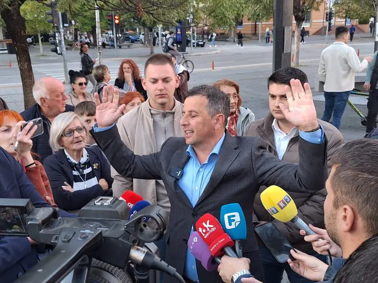 Policajci u civilu snimali novinare i građane na Trgu Krajine u Banjaluci: Na pitanja novinarke BUKE nisu željeli odgovoriti