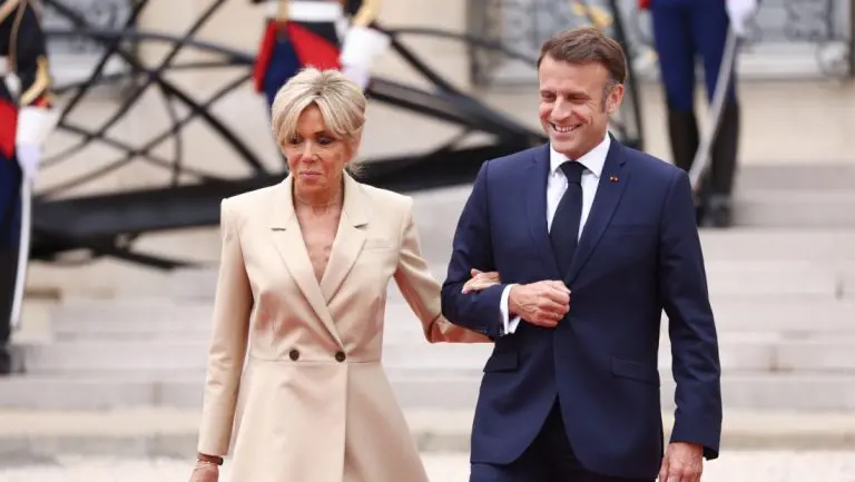 Francuska gori, a Makron i Brižit plešu: „Marija Antoaneta“ ponovo u Parizu?