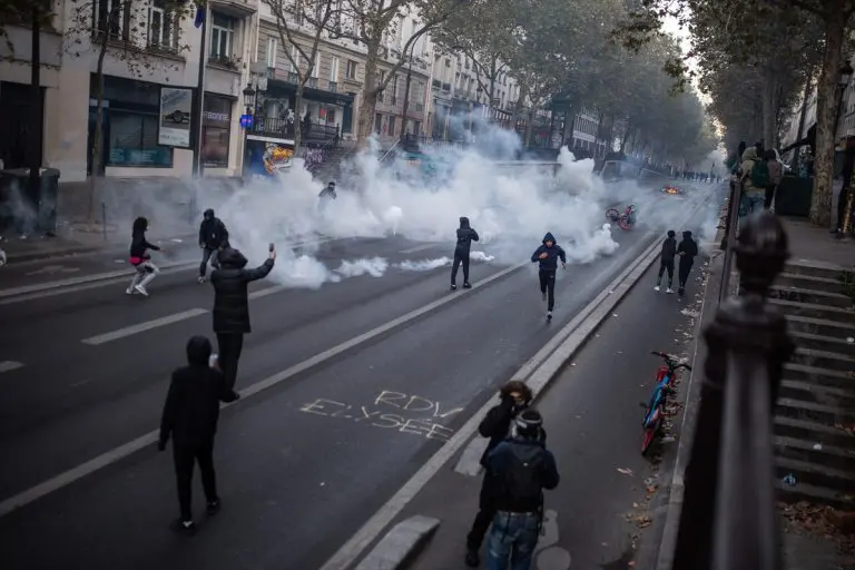 Francuska će narednih dana zabraniti proteste koje ne organizuju sindikati