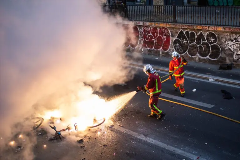 Macron pozvao na smirivanje situacije nakon nasilnih protesta u Francuskoj, uhapšeno 2.400 osoba