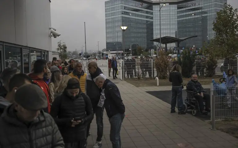Ogromni redovi od ranog jutra na biralištima u Srbiji: Kome odgovara velika izlaznost?