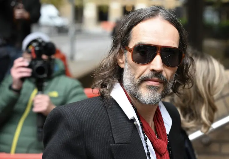 Britanski komičar Russell Brand negirao optužbe za silovanje i seksualne napade pred sudom u Londonu