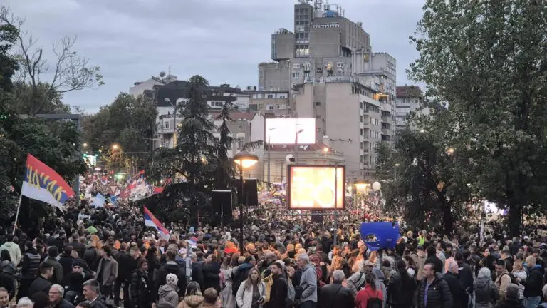 BEOGRAD SE PUNI: Kolone studenata i građana krenule ka Slaviji, policija raspoređena u centru grada