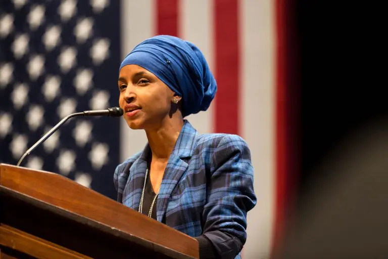 Tvrde da je sklopila brak s bratom, Trump je patološki mrzi. Ko je Illhan Omar?
