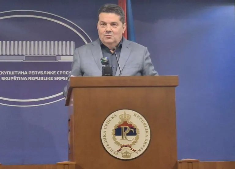 Stevandić ne želi da odgovara na pitanja o studentima u Srbiji, pročitao svoj stav
