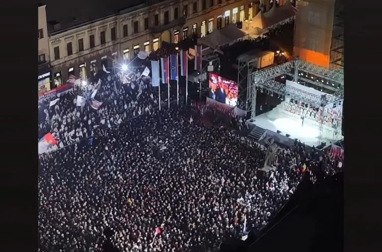 Policija saopštila koliko ljudi je bilo na Vučićevom skupu u Novlm Sadu