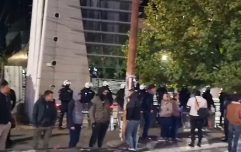 Građani se okupljaju ispred Pinka, kordon policije štiti zgradu
