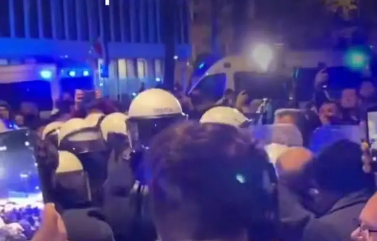 POLJSKA NA IVICI HAOSA: Predsjednik probio policijski kordon, sukob oko Ustavnog suda prerasta u državnu krizu!