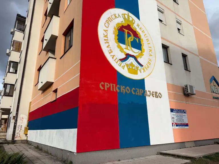 Sarajlija uhapšen zbog grafita „Genocidaši“ na muralu zastave Republike Srpske