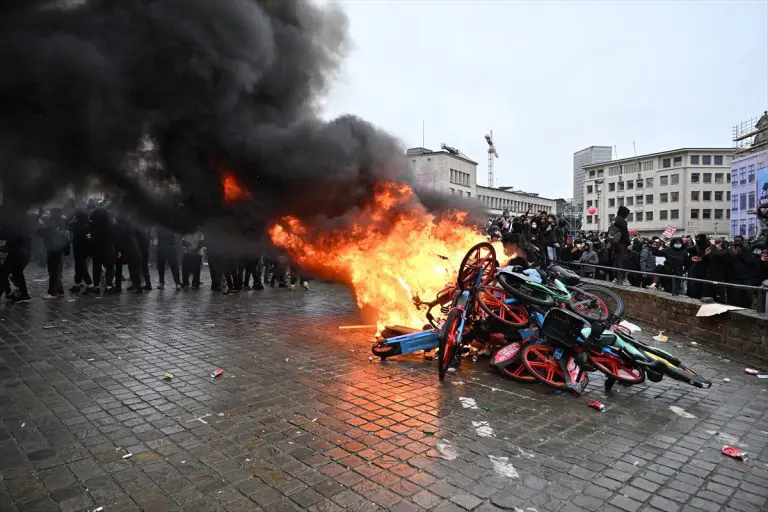 Haos u Briselu: Sukob demonstranata i policije, letjele kamenice, korišteni suzavac i vodeni topovi