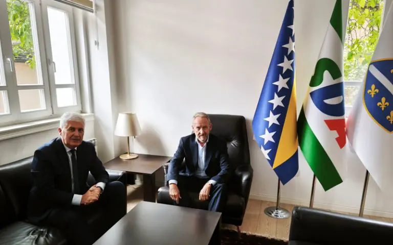 Izetbegović i Čović nakon izbora sjeli za isti sto: U fokusu formiranje vlasti i politički dogovori