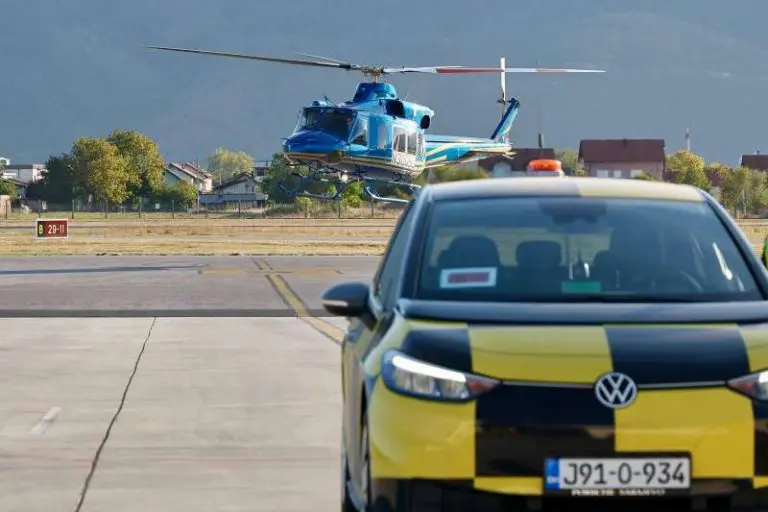 Helikopter MUP-a Kantona Sarajevo obavio prvi let iznad grada (FOTO)