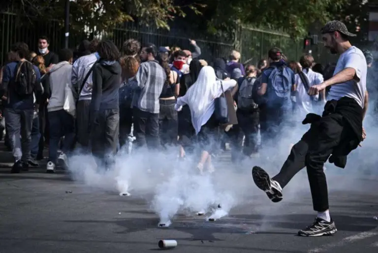 Protesti srednjoškolaca širom Francuske prerasli u nasilje, gotovo 2.000 uhapšenih u jednom danu