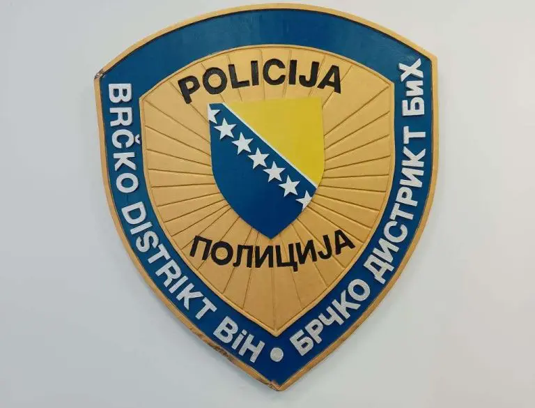 Djeca u Brčkom vandalizirala spomenike na katoličkom groblju