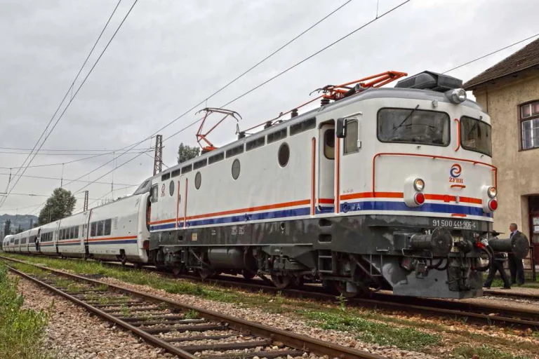 Javna preduzeća u dubiozu nisu potonula sama, njima je upravljala politika