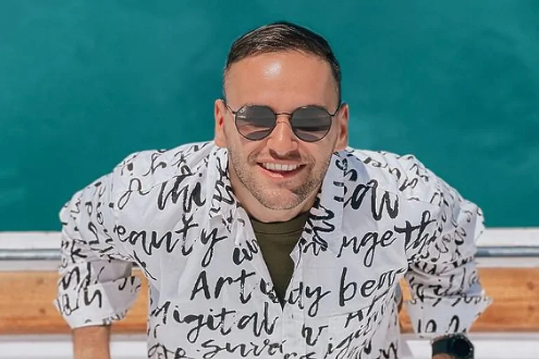 Bloger Mirza Mustafagić nasmijao hiljade pratitelja videom “Bosanac na plaži”