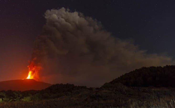 Etna ponovo izbacuje vruć pepeo i lavu: Letovi na Siciliji otkazani ili preusmjereni