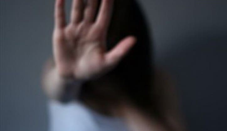 Monstruozno: Otac uhapšen zbog zlostavljanja kćerki od 6 i 8 godina, pritvorena i majka