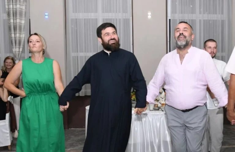 Pop i hodža zajedno zaigrali užičko kolo na slavlju u u Priboju pa slikom oduševili sve prisutne