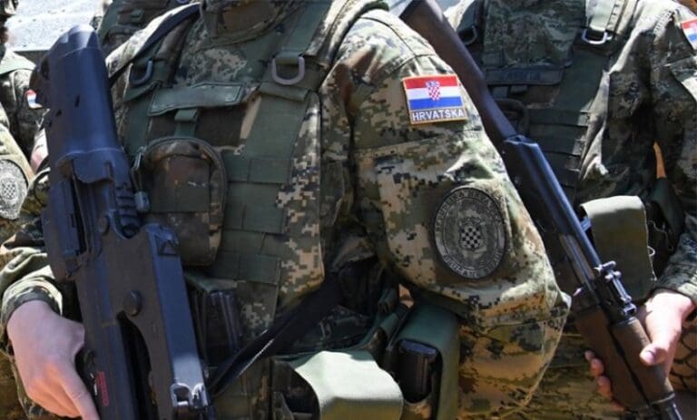 Poziv za vojni rok u Hrvatskoj stigao tiktokeru: Mogu li da dobijem roze pištolj? (VIDEO)