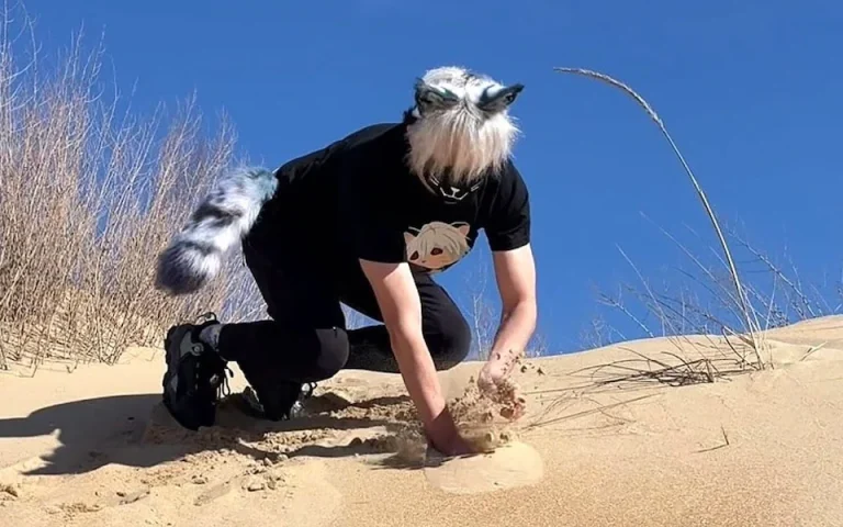 Kuda ide ovaj svijet? U RUSIJI Tinejdžeri oponašaju životinje, nose maske i UJEDAJU ljude po ulicama