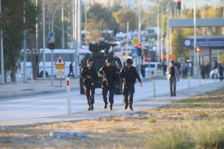 Četvero mrtvih u terorističkom napadu u Turskoj: Dvojica napadača ubijena, jedan drži radnike kao taoce