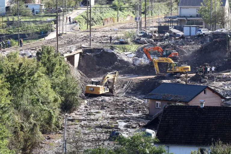 Izvršeno čišćenje Jablaničkog i Grabovičkog jezera nakon katastrofalnih poplava