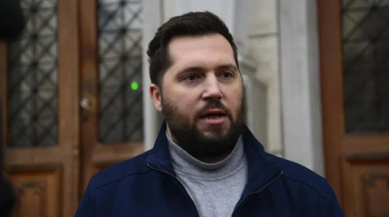 „Zar vam ništa nije sveto? Vučeviću, bedo i sramoto“: Pogačar o novogodišnjem kićenju Novog Sada