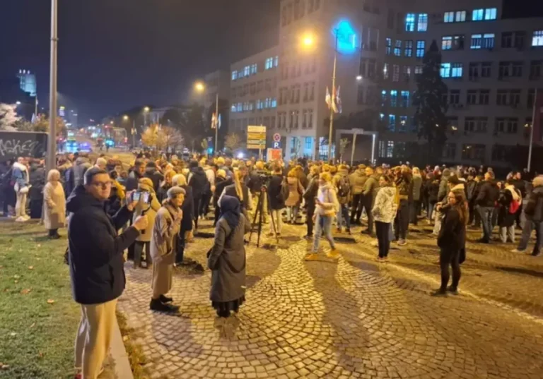 PROTESTI U NOVOM SADU Blokiran Varadinski most, građani traže ostavke Vučevića i Đurića