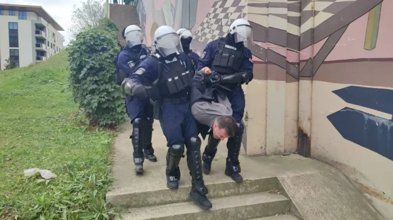 Dramatično u Beogradu, policija hapsi aktiviste na mostu