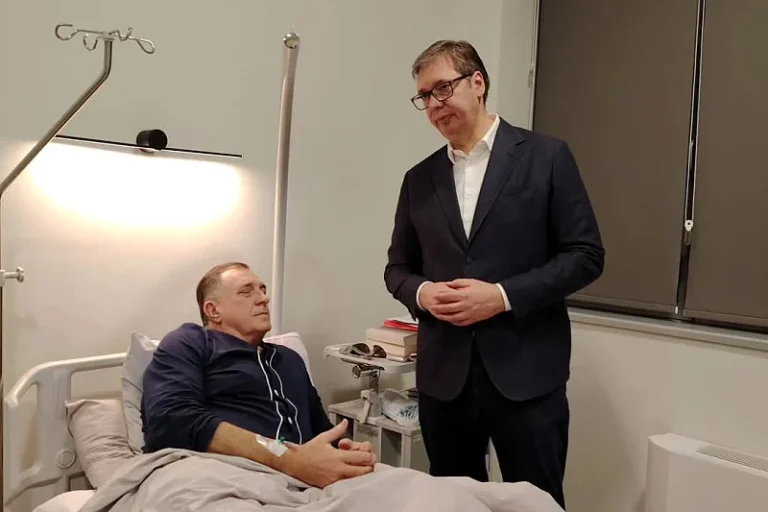Vučić posjetio Dodika u bolnici, podijelio fotografiju iz bolničke sobe