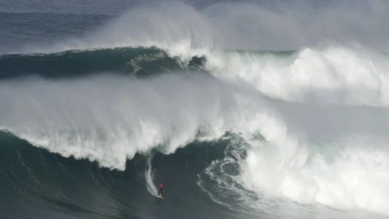 Talasi visine četiri metra pogodili Peru i Ekvador, jedna osoba poginula