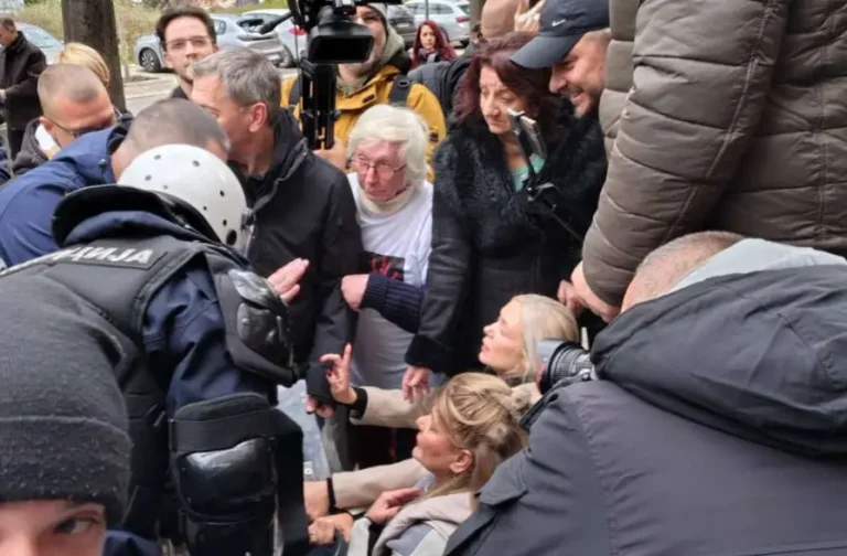 Priveden policajac koji je danas tukao građane u Novom Sadu: Nije bio na dužnosti!