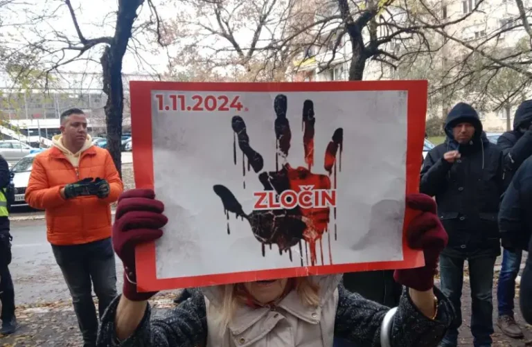 Komemorativnu akciju “Zastani Srbijo” prate masovni protesti: Optužuju da SNS šalje maskirane provokatore