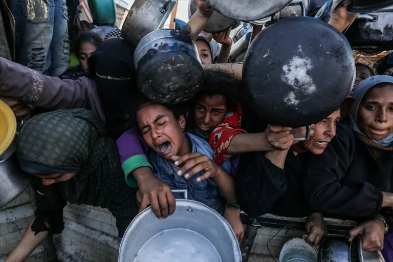 Očajni Palestinci čekaju hranu u Khan Younisu