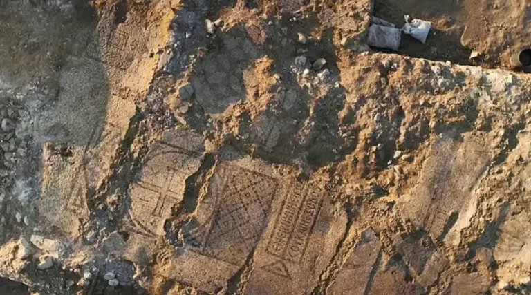 Arheolozi otkrili 1.500 godina star mozaik s biblijskim stihom koji “blagoslivlja sve koji ga čitaju”
