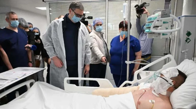 Vučić sa 11 kamera obišao žrtve požara u Kočanima, Makedonci bijesni na predsjednika Srbije: Je li to prilika za slikanje?