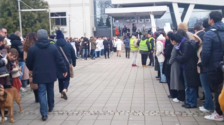 Napeto u Nišu: Studenti blokiraju ulaz Medicinskog fakulteta, neki zaposleni pokušali da uđu