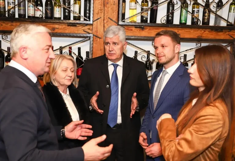 Do kada će HDZ čuvati leđa Dodiku i koliko će strpljenja imati EU?